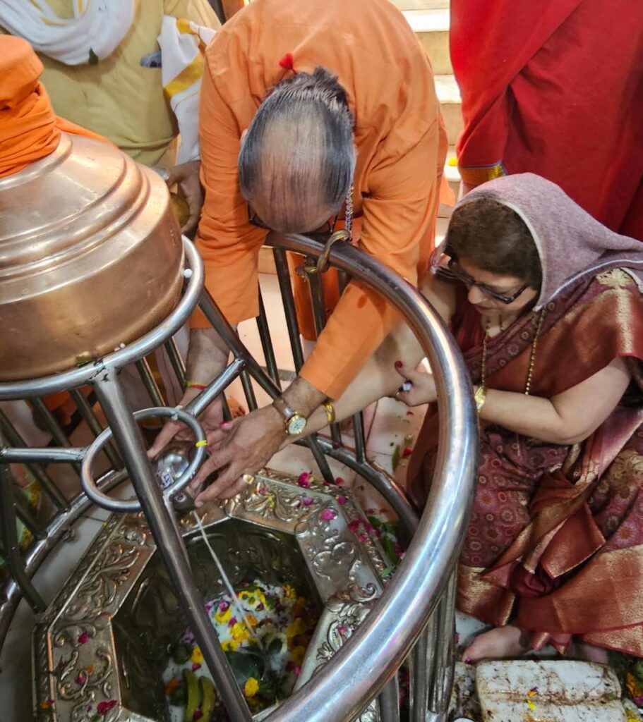 भगवान शिव के प्रिय सोमवार को भगवान दूधेश्वर के भक्त विजय बाबा जी अपने श्रीमति मधु जी के साथ लंदन 9139